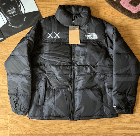 CAMPERA PUFFER TNF 700 KAWS NEGRO de The North Face