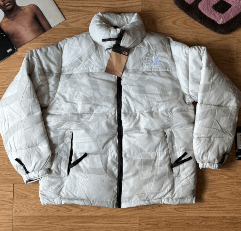 CAMPERA PUFFER TNF 700 KAWS BLANCO de The North Face