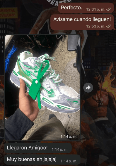 Cliente sostiene las zapatillas verdes recién llegadas: «Llegaron Amigoo! Muy buenas»