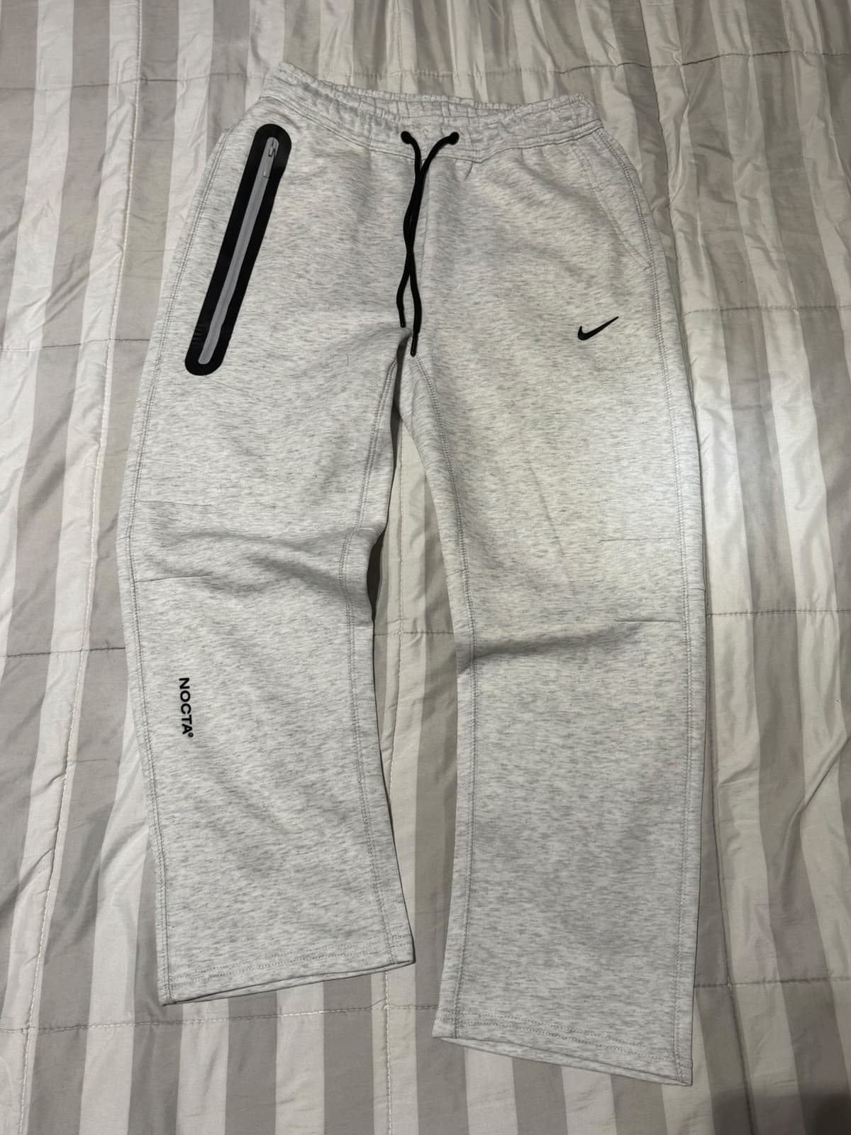Pantalón Jogging Deportivo Gris Nike x Nocta. de Nike