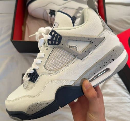 J4 "Midnight Navy" de Jordan