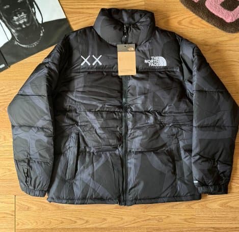 CAMPERA PUFFER TNF 700 KAWS NEGRO de The North Face