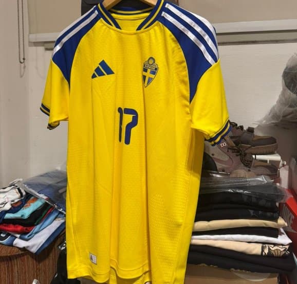 CAMISETA SUECIA TITULAR 2026 de Adidas